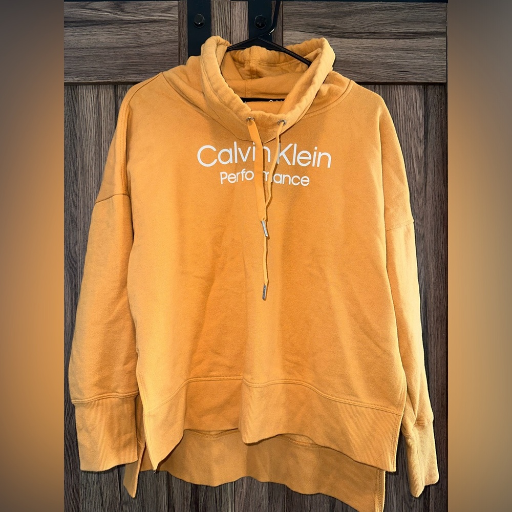 CALVIN KLEIN SCOOP NECK CREW. SIZE SMALL. MUSTARD COLOR. EXCELLENT CONDITION.